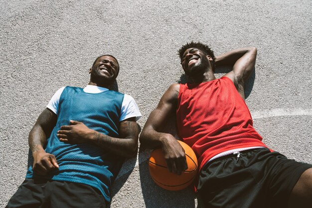 Jóvenes jugadores de baloncesto entrenando en la cancha