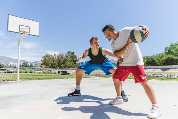 Foto jóvenes jugadores de baloncesto practicando para un juego