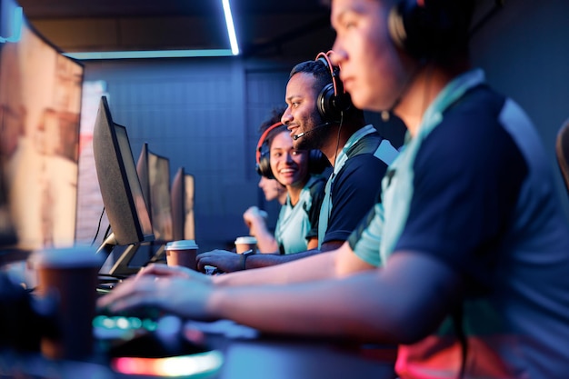 Jóvenes jugadores jugando videojuegos en línea en el club de computadora