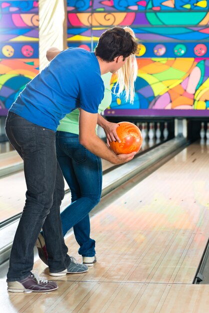 Foto jóvenes jugando bolos y divirtiéndose