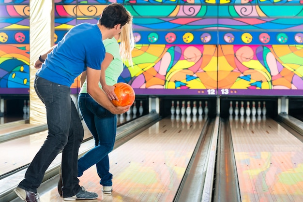 Jóvenes jugando bolos y divirtiéndose