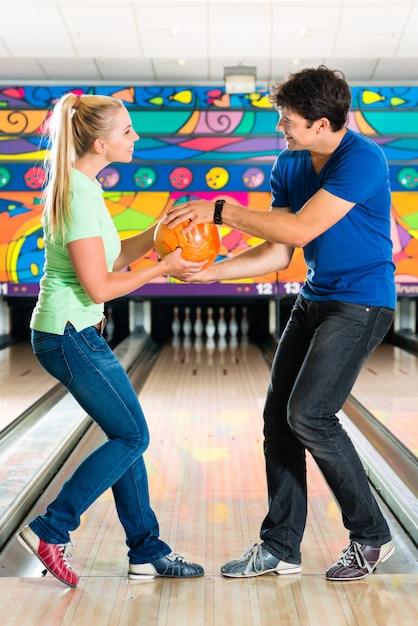 Jóvenes jugando bolos y divirtiéndose