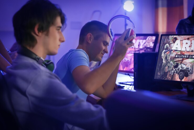 Foto jóvenes jugando videojuegos en el torneo.