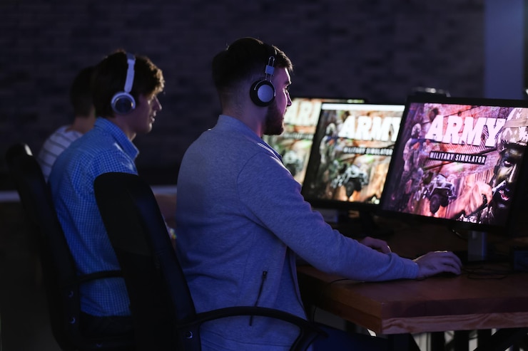 Foto jóvenes jugando videojuegos en el torneo.