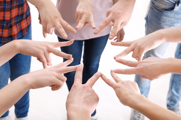 Jóvenes juntando las manos como símbolo de unidad