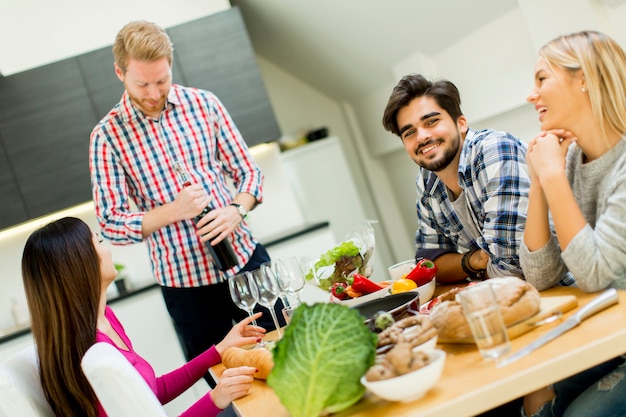 Jóvenes en la mesa de la cocina