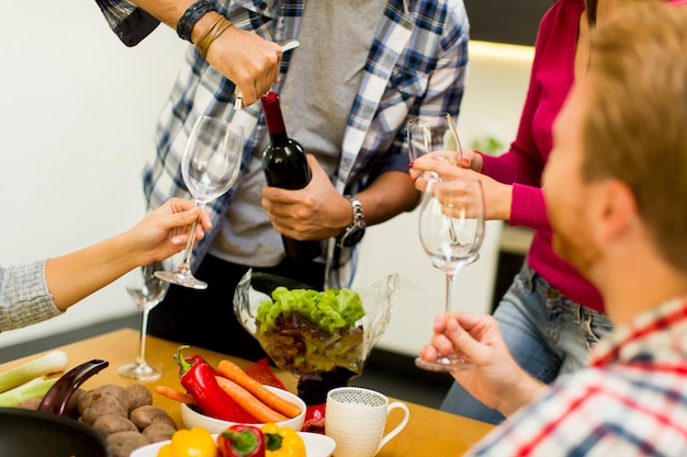 Jóvenes en la mesa de la cocina