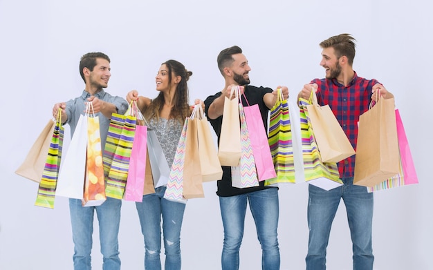 Foto jóvenes mostrando sus coloridas bolsas de comprasfoto con espacio de copia