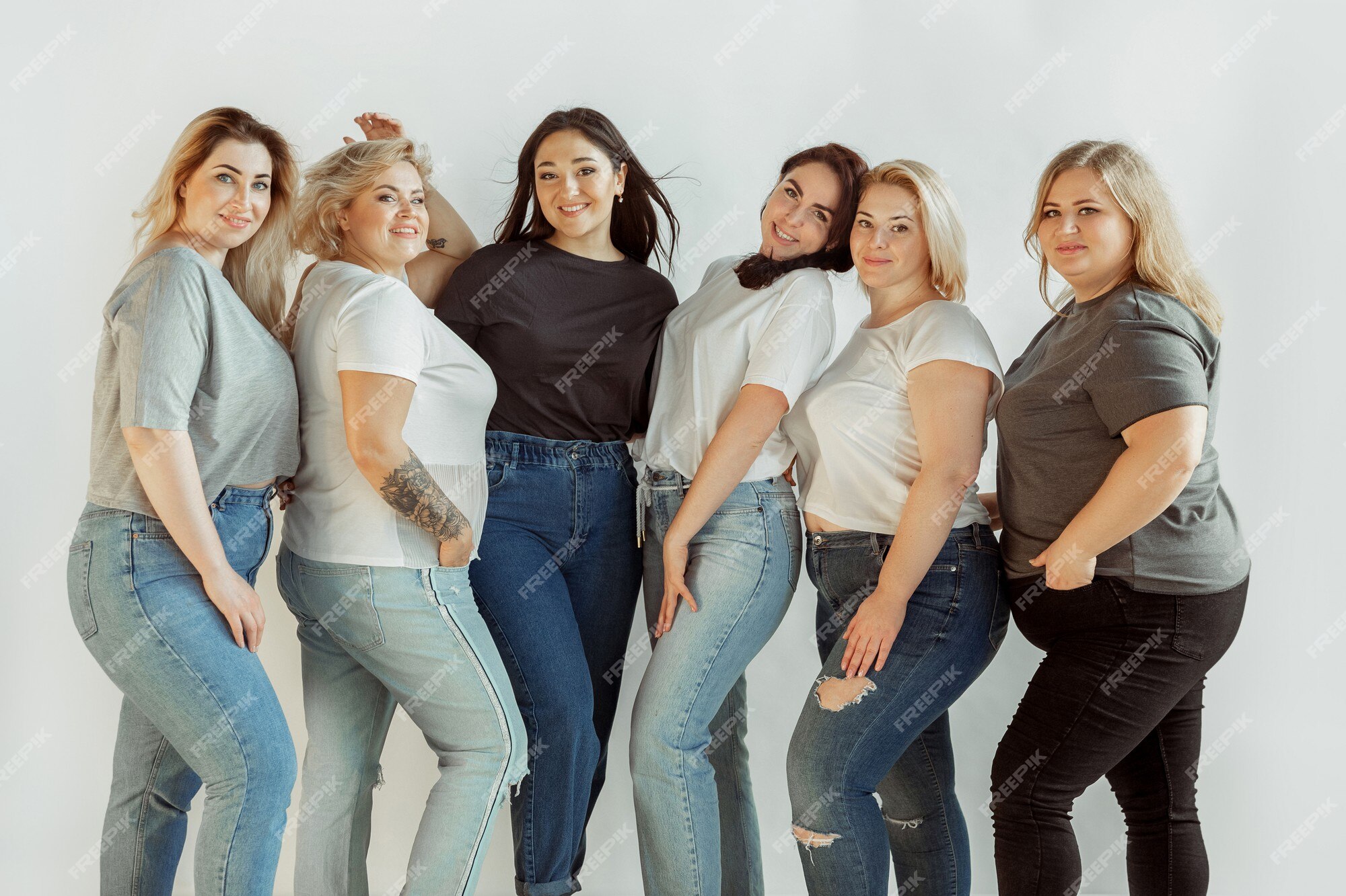 caucásicas en ropa casual divirtiéndose juntos. amigos posando sobre fondo blanco y riendo, se feliz, bien cuidado. bodypositive, feminismo, amarse a sí mismo, concepto de belleza. | Foto Premium