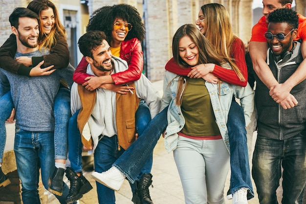 Jóvenes multirraciales divirtiéndose al aire libre Enfoque en la cara del hombre africano