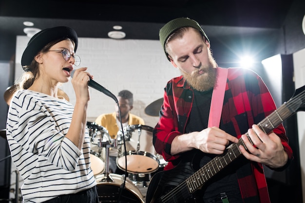 Jóvenes músicos actuando