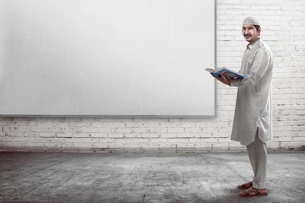 Jóvenes musulmanes asiáticos leyendo koran