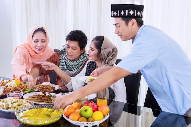 Los jóvenes musulmanes toman alimentos para romper el ayuno