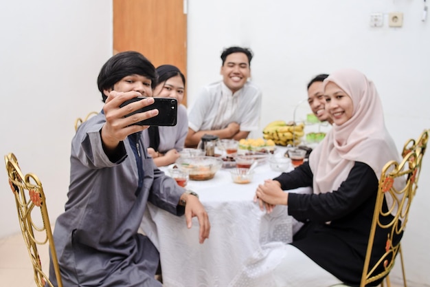 Jóvenes musulmanes tomándose selfie durante eid mubarak o rompiendo el momento del ayuno.