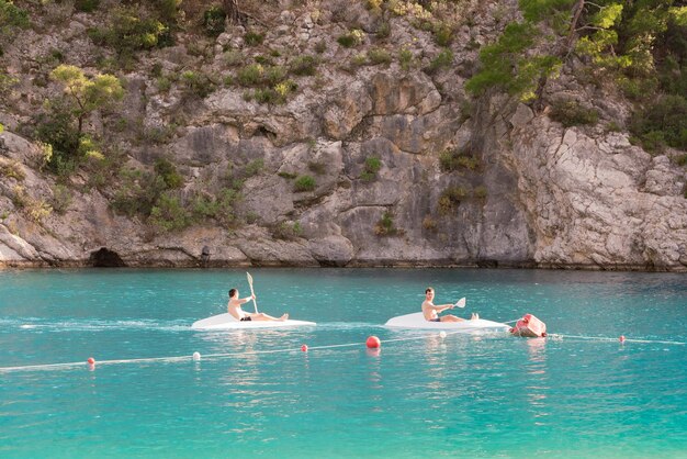 Jóvenes navegando en canoa