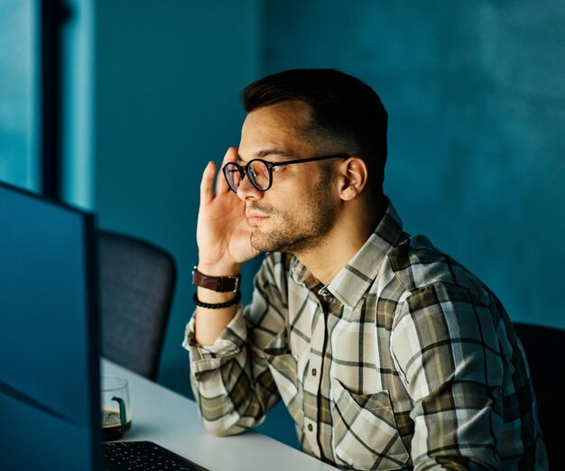 jóvenes de negocios se reúnen en la oficina trabajo en equipo red de grupo internet inalámbrico tecnología de escritorio computadora portátil juntos retrato proyecto de estudiante de inicio
