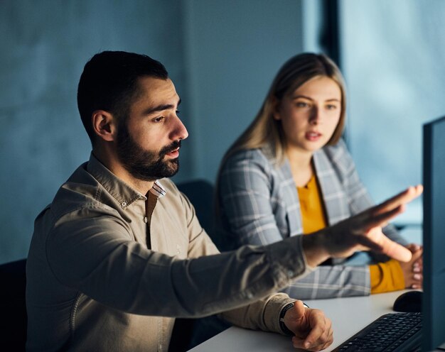 jóvenes de negocios se reúnen en la oficina trabajo en equipo red de grupo internet inalámbrico tecnología de escritorio computadora portátil juntos retrato proyecto de estudiante de inicio