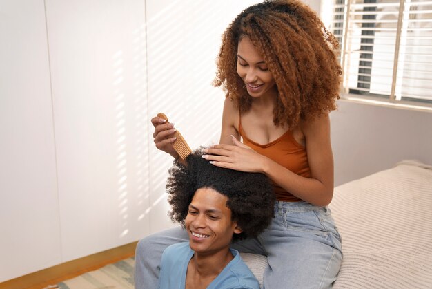 Foto jóvenes negros cuidando el cabello afro.