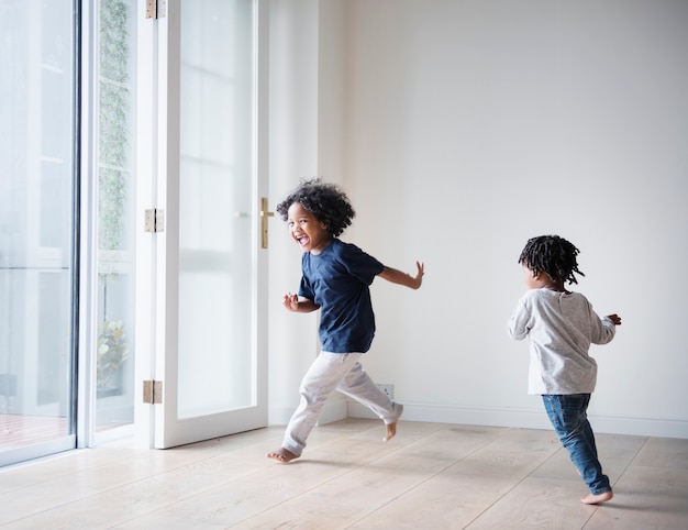 Jóvenes negros que están en su nueva casa