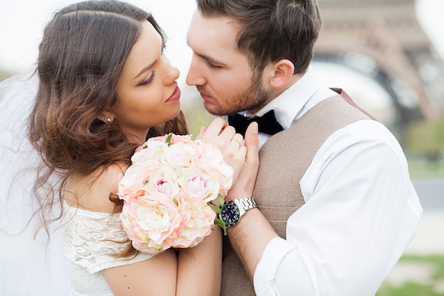 Foto jóvenes novios disfrutando de momentos románticos afuera en un prado de verano