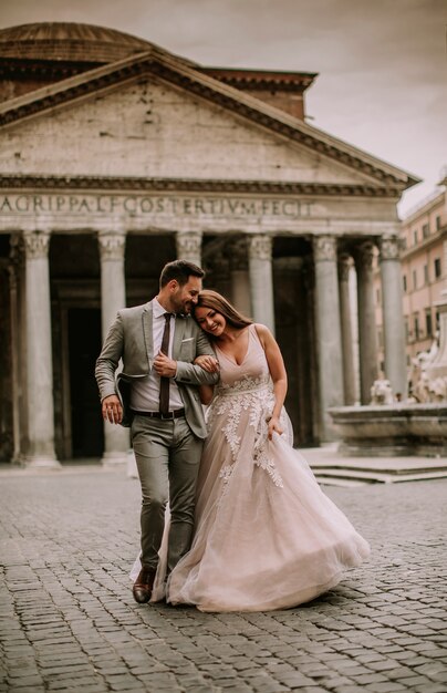 Foto jóvenes novios por el panteón en roma, italia