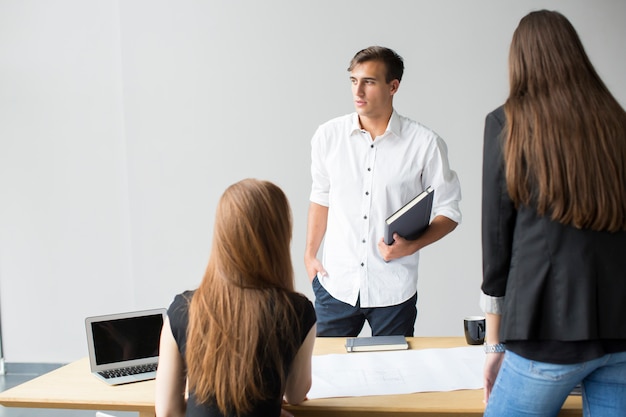 Jóvenes en la oficina