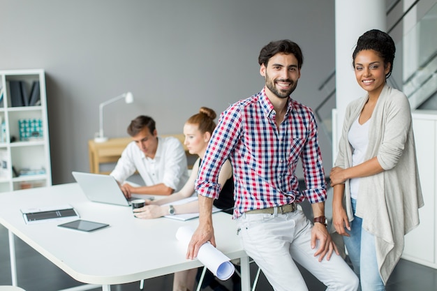 Jóvenes en la oficina