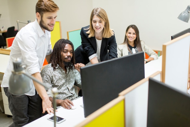 Jóvenes en la oficina