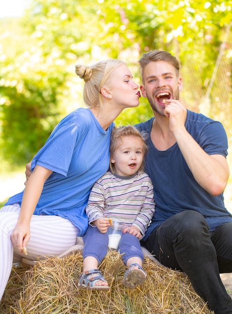 Jóvenes padres felices mamá papá con niño día de la familia paternidad infancia concepto alegre tres personas