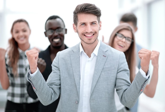 Jóvenes parados en la oficina y sonriendo