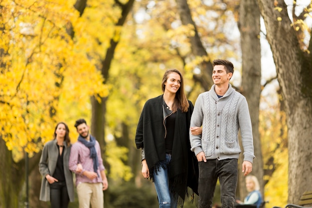 Jóvenes en el parque de otoño