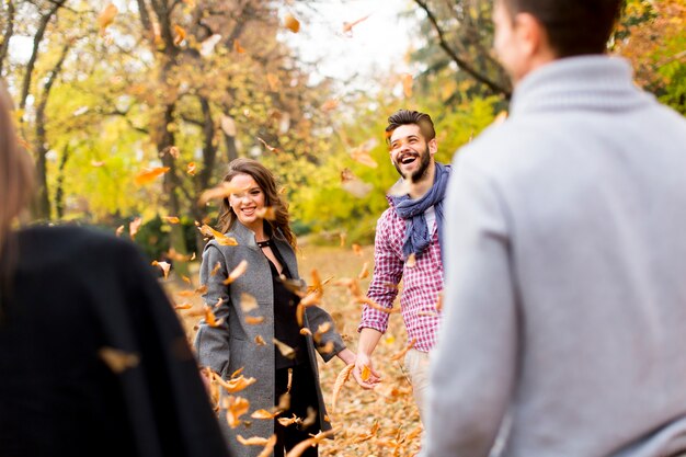 Jóvenes en el parque de otoño