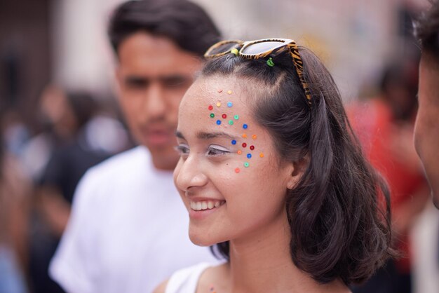 Jóvenes participan en desfile LGBTQ con motivo del mes del orgullo