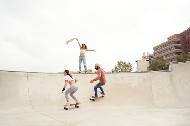 jóvenes patinadores en el skatepark