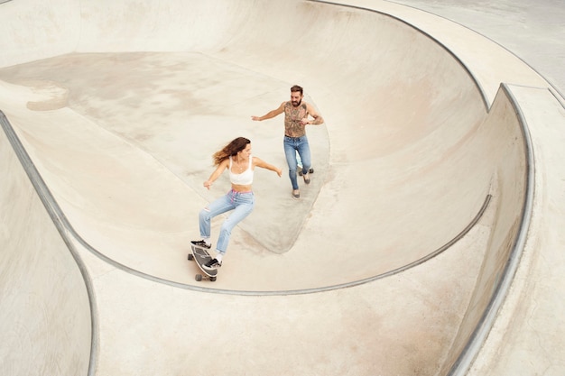 jóvenes patinadores en el skatepark