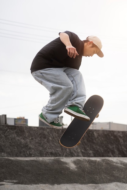 Foto jóvenes patinando en japón