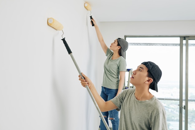 Jóvenes pintando paredes