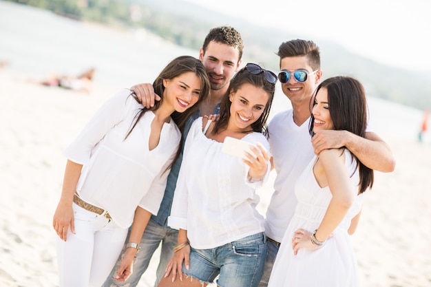 Jóvenes en la playa