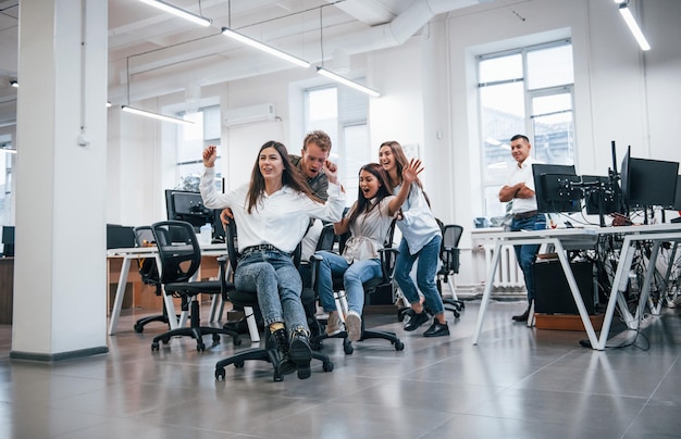 Los jóvenes positivos se divierten en el recreo en la oficina.