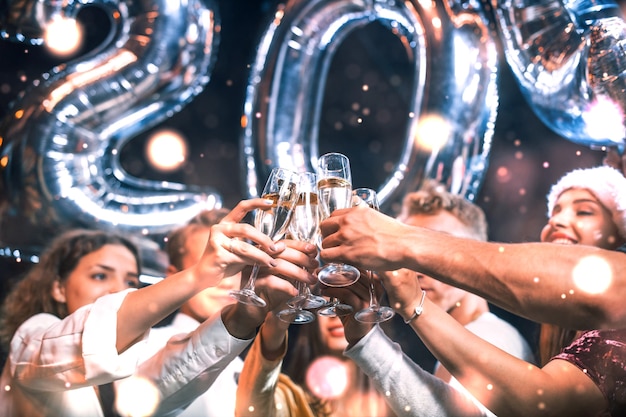 Foto los jóvenes positivos tiene globos con nuevos 202 años y celebrando.