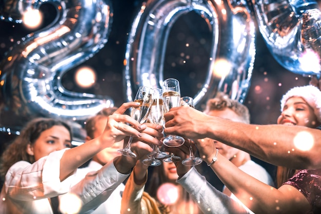 Los jóvenes positivos tiene globos con nuevos 202 años y celebrando.