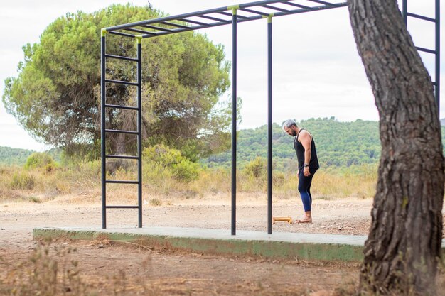 Jóvenes practicando deportes al aire libre