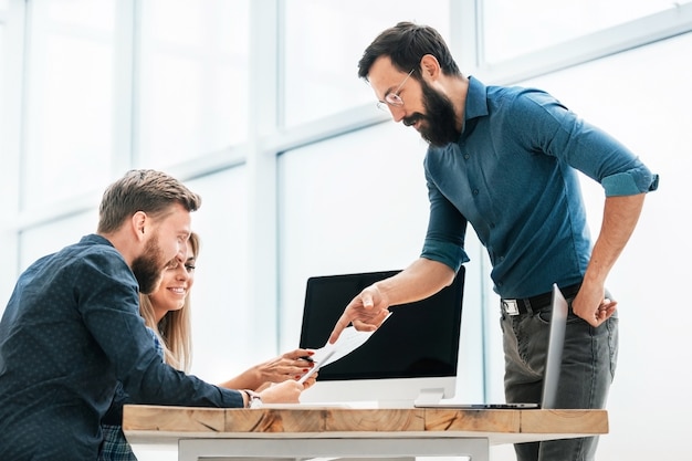 Los jóvenes profesionales trabajan con la documentación empresarial en la nueva oficina. entre semana en la oficina