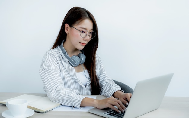 Jóvenes profesores asiáticos están enseñando diversión online desde su oficina en casa