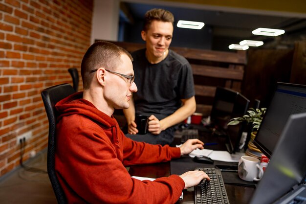 Jóvenes programadores hábiles en el lugar de trabajo Concepto de desarrollo de programas de empresas emergentes Tecnologías de codificación