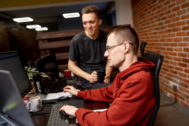 Jóvenes programadores hábiles en el lugar de trabajo. Empezar un negocio. Concepto de desarrollo de programas. Tecnologías de codificación