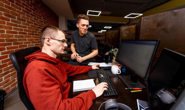 Jóvenes programadores en el lugar de trabajo Concepto de desarrollo de programas de empresas emergentes Tecnologías de codificación