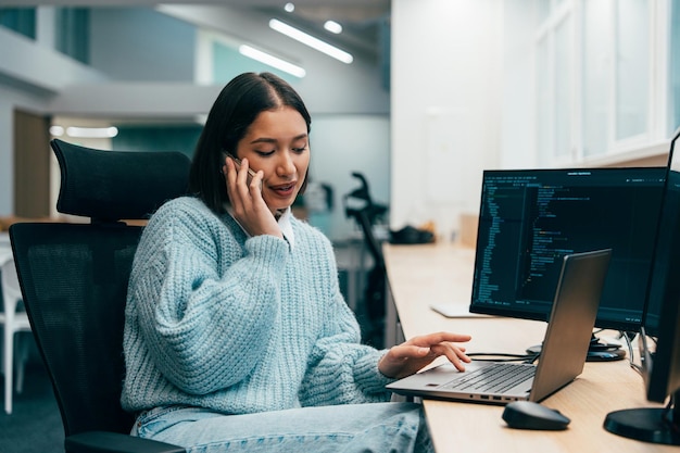 jóvenes programadores que trabajan en un nuevo proyecto para una nueva empresa