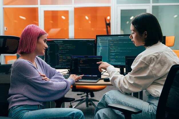 jóvenes programadores que trabajan en un nuevo proyecto para una nueva empresa