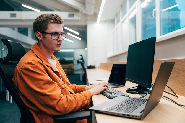 jóvenes programadores que trabajan en un nuevo proyecto para una nueva empresa